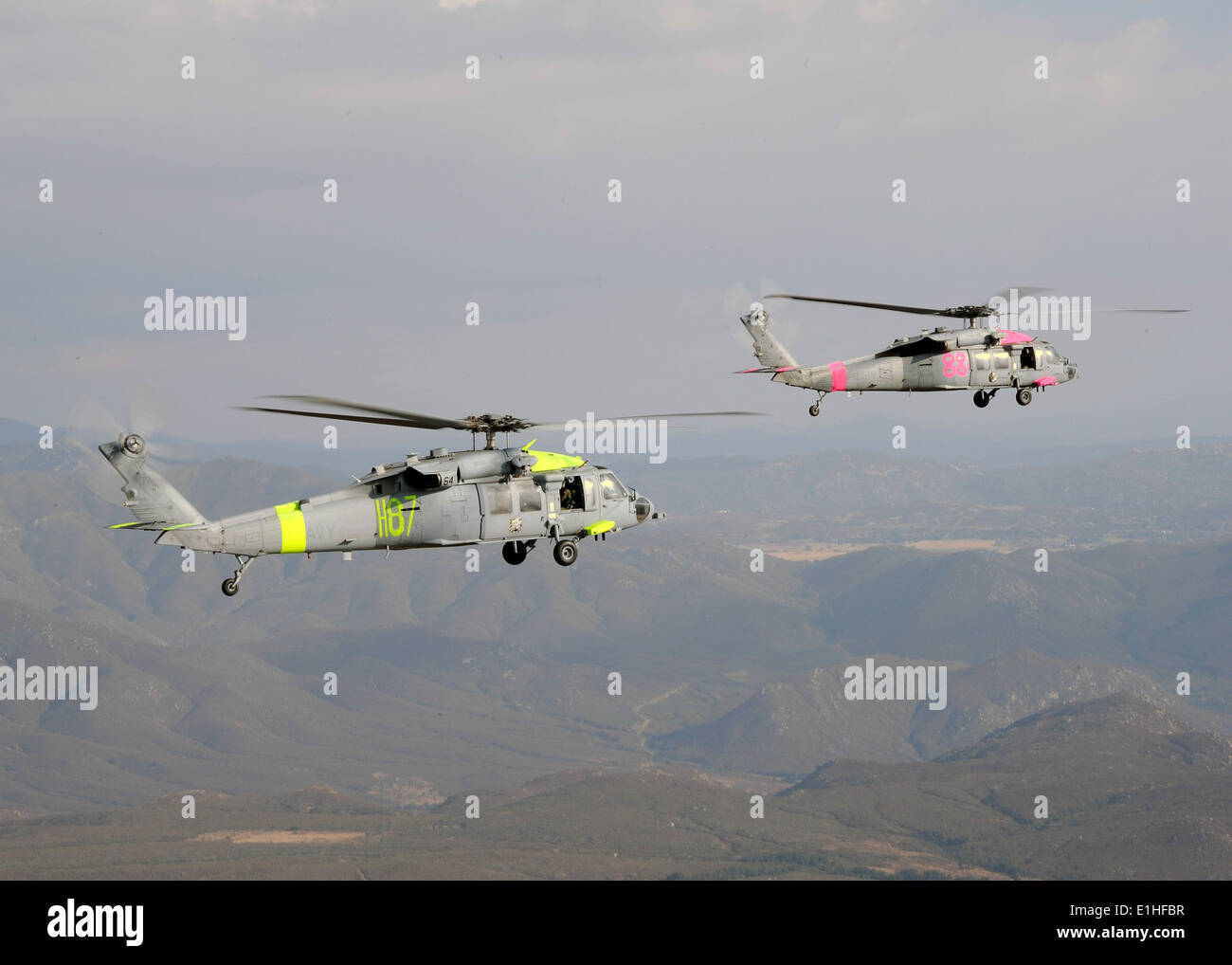 Stati Uniti Navy MH-60S Seahawk elicotteri attaccata al mare in elicottero Combat Squadron (HSC) 3 e elicottero mare squadrone di combattimento (HSC Foto Stock