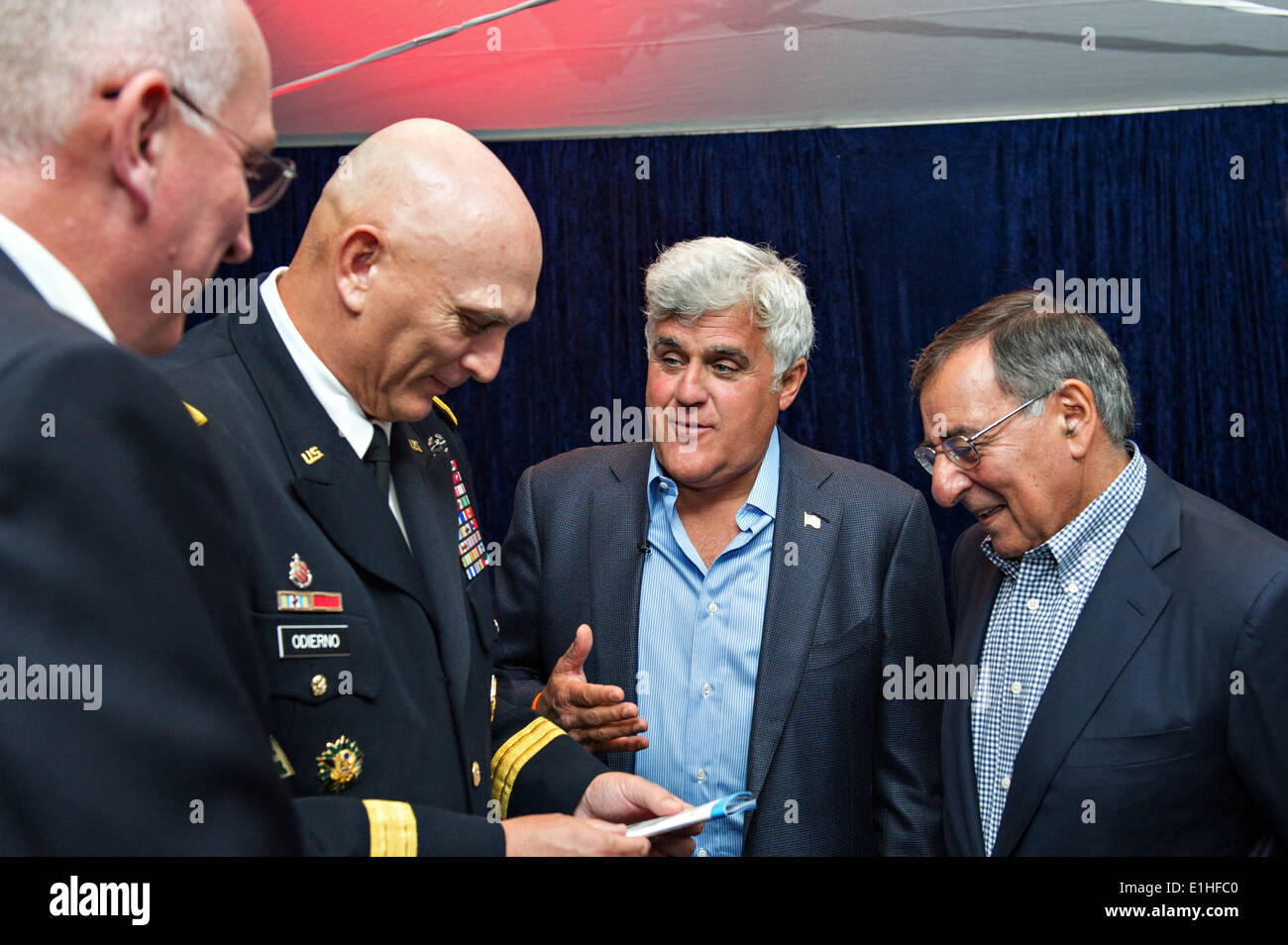 Il Segretario della Difesa Leon Panetta E., destra, comico Jay Leno, U.S. Esercito gen. Raymond T. odierno, capo del personale dell'esercito, Foto Stock