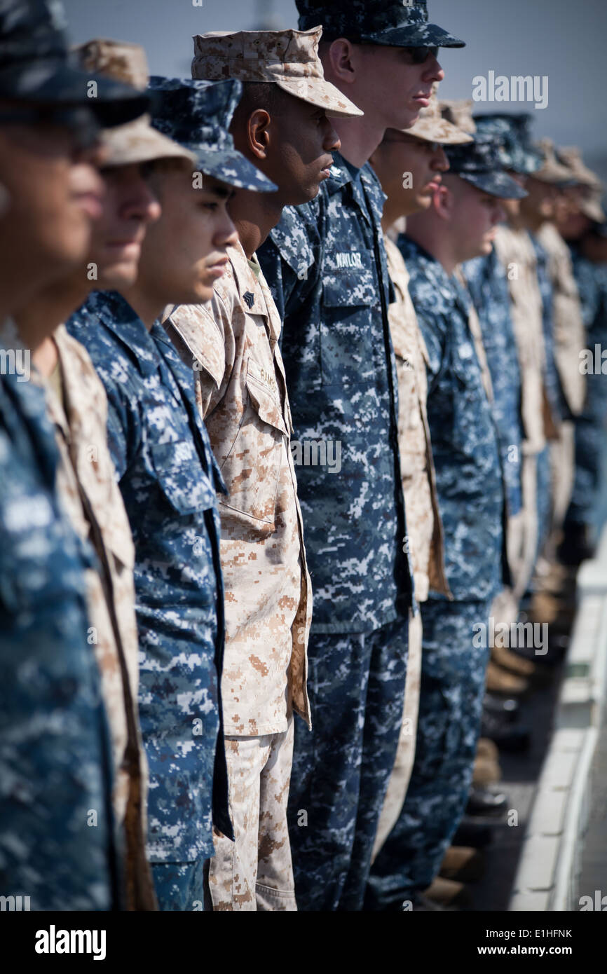 Stati Uniti Marines e marinai con il quindicesimo Marine Expeditionary Unit (MEU) e Peleliu anfibio gruppo pronto (PELARG) uomo la rampa Foto Stock