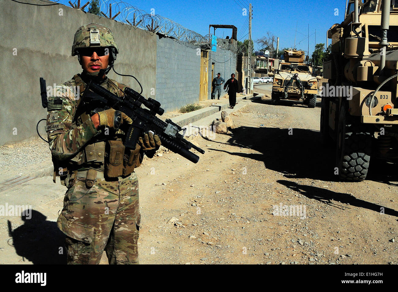 Stati Uniti Army Sgt. Benjamin Angaiak, un esercito di Alaska National Guardsman e membro di Farah Provincial Reconstruction Team secur Foto Stock