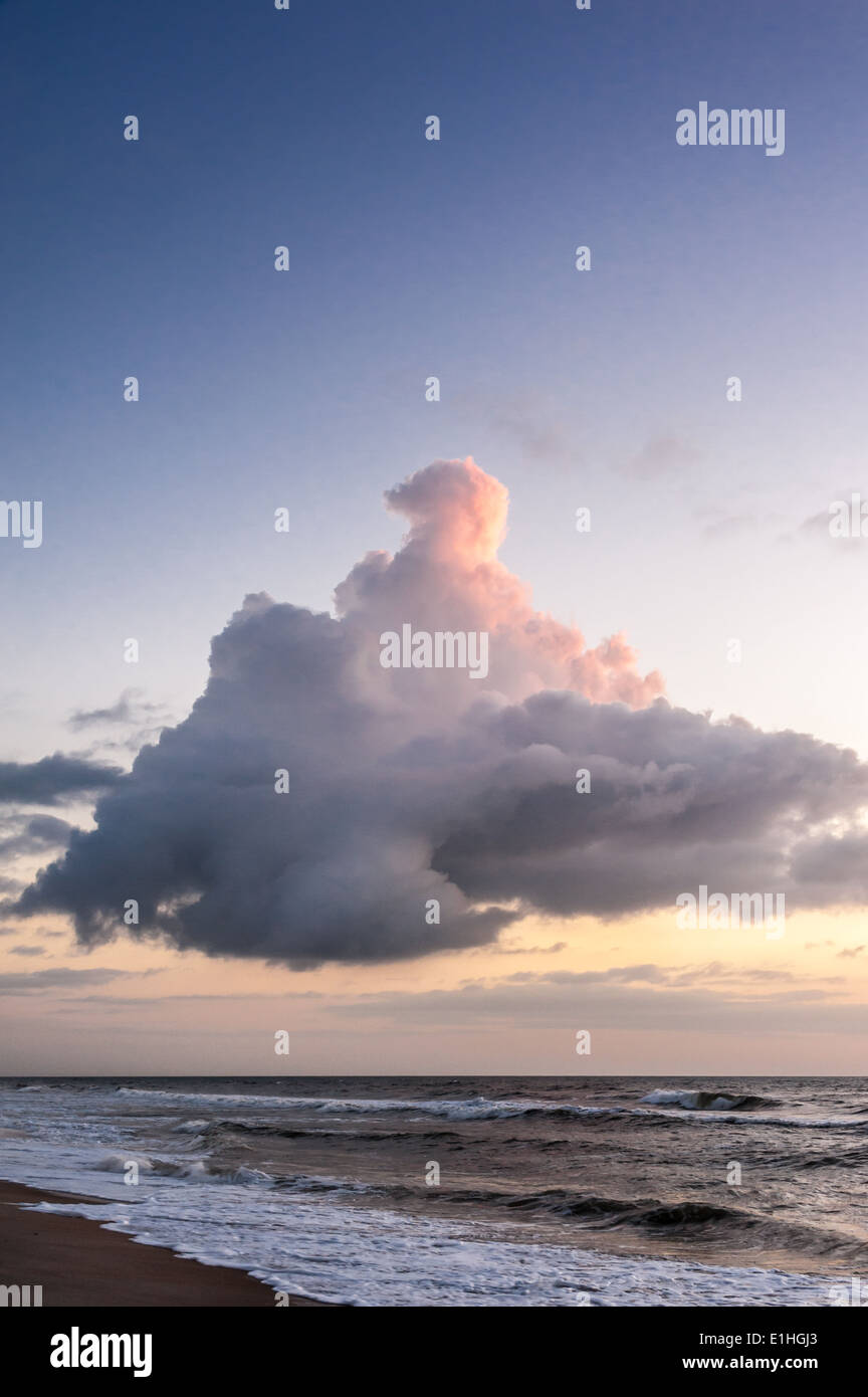 Soleggiato cloud passando sul Ponte Vedra Beach (area di Jacksonville, Florida a sunrise. Foto Stock