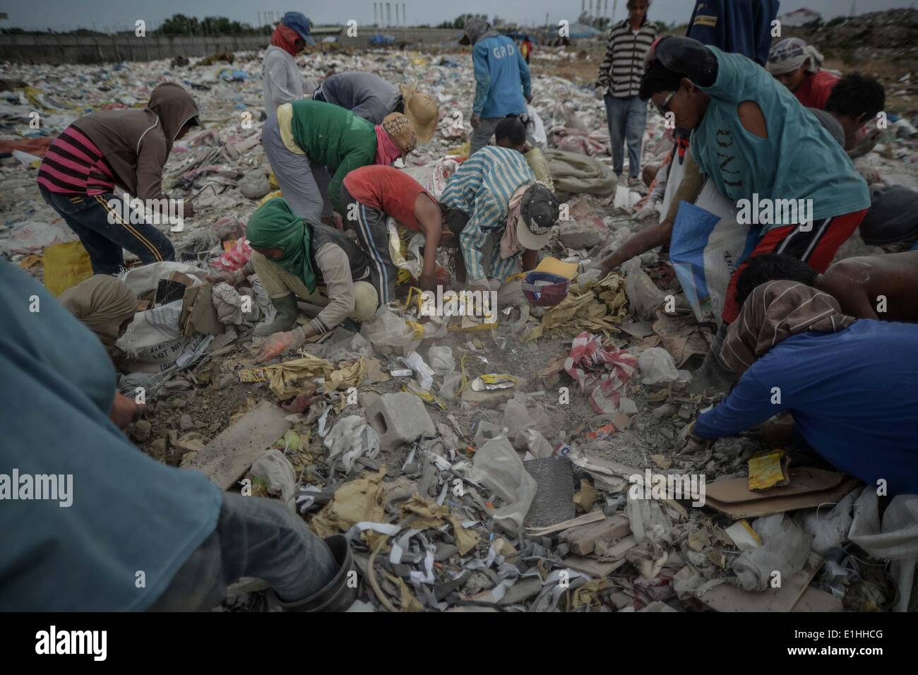 Paranaque, Filippine. 5 Giugno, 2014. Filippini cercare recyclables ad una discarica di rifiuti durante la Giornata Mondiale dell Ambiente in Paranaque, a sud di Manila, Filippine, Giugno 5, 2014. Le Nazioni Unite hanno dichiarato il 2014 tema per la Giornata Mondiale dell Ambiente 'Small isole e cambiamenti climatici" con l'ufficiale di slogan per l'anno "alzare la voce non il livello del mare'.Foto: Ezra Acayan/NurPhoto © Ezra Acayan/NurPhoto/ZUMAPRESS.com/Alamy Live News Foto Stock