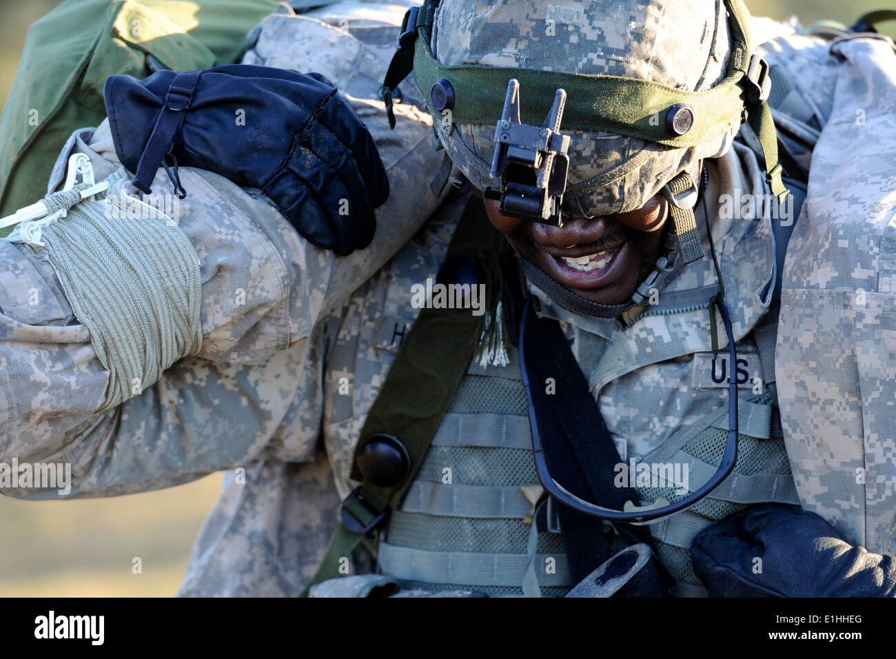 Stati Uniti Army Sgt. Dante Hawthorne, con Alfa Company, 407 Vigili del battaglione di supporto, porta simulato un soldato ferito durante Foto Stock