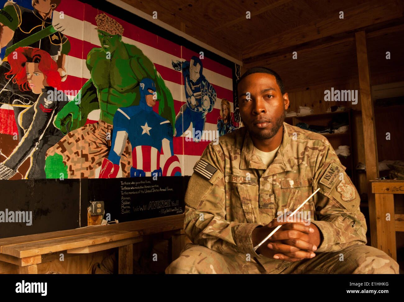 Il personale Sgt. William Beal, un aviatore assegnato alla 455th Expeditionary disponibilità logistica Squadron, pause per una foto dopo finis Foto Stock