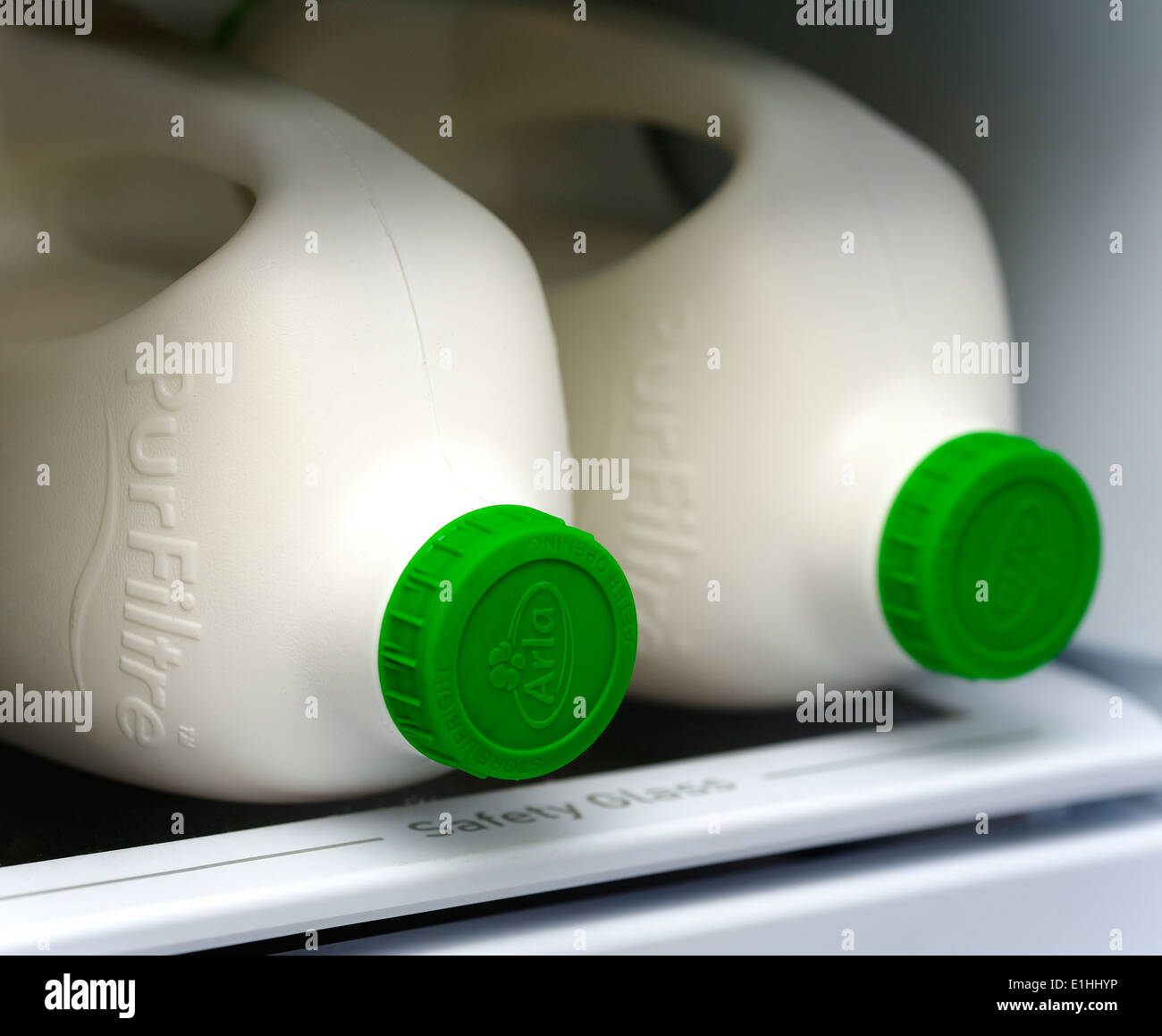 Due bottiglie di plastica di il latte parzialmente scremato sul ripiano di un frigorifero domestico Foto Stock