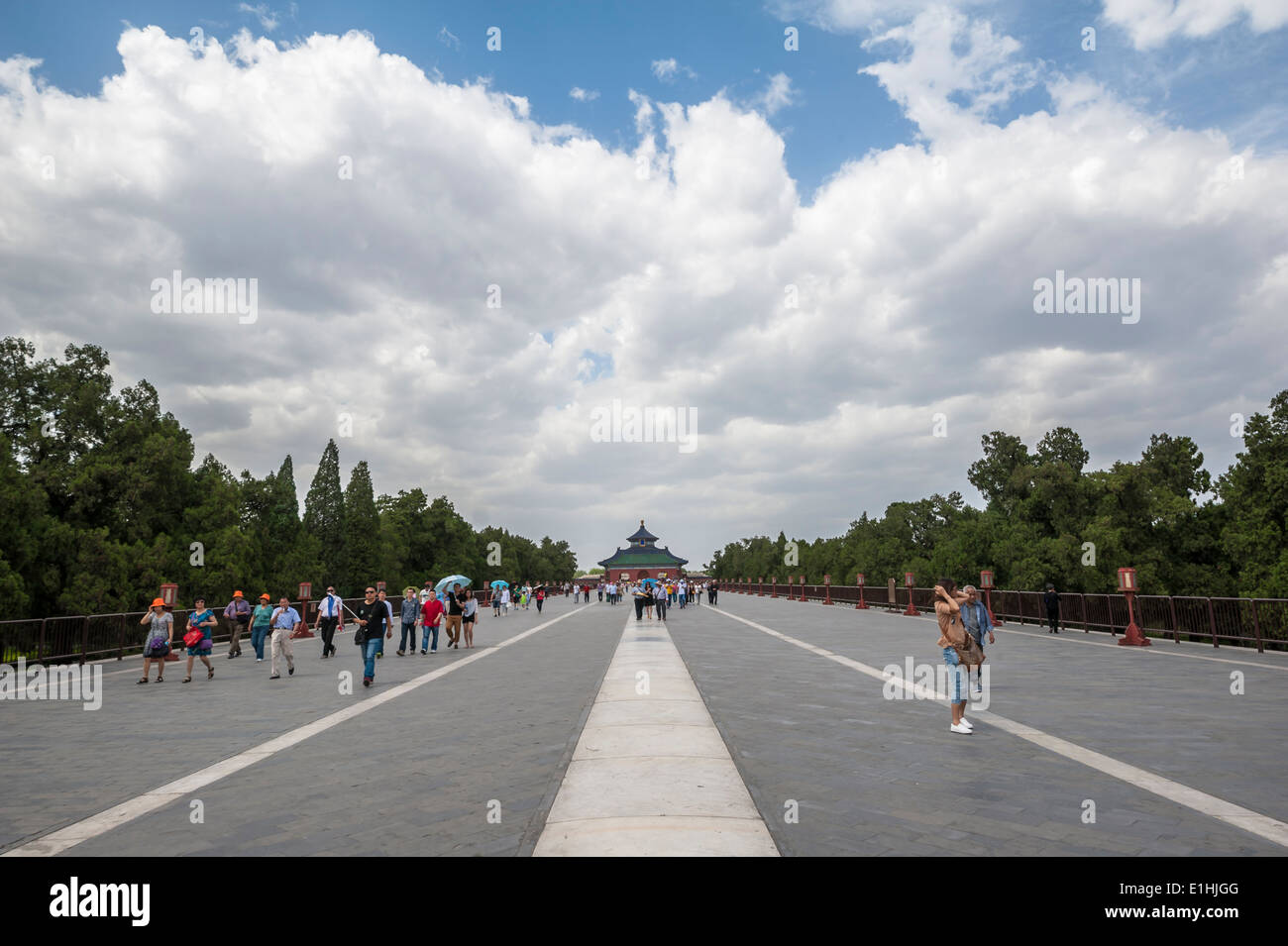 I turisti a piedi sul ponte Danbi, Tempio del Paradiso Foto Stock