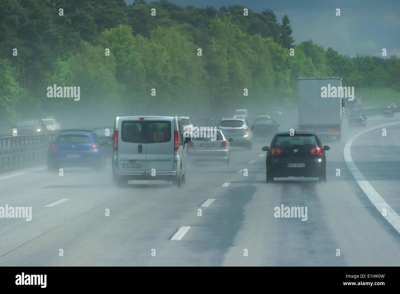 Traffico durante forti piogge e di scarsa visibilità, autostrada A9, vicino a Pfaffenhofen, Alta Baviera, Baviera, Germania Foto Stock