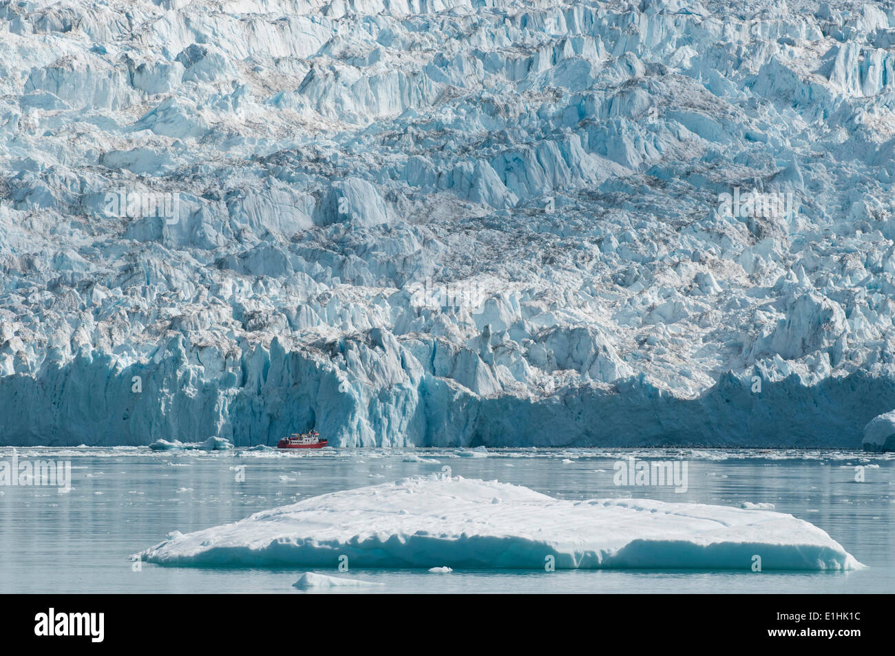 Nave di fronte al ghiacciaio di Eqi Sermia, Disko Bay, ad ovest della Groenlandia, la Groenlandia Foto Stock
