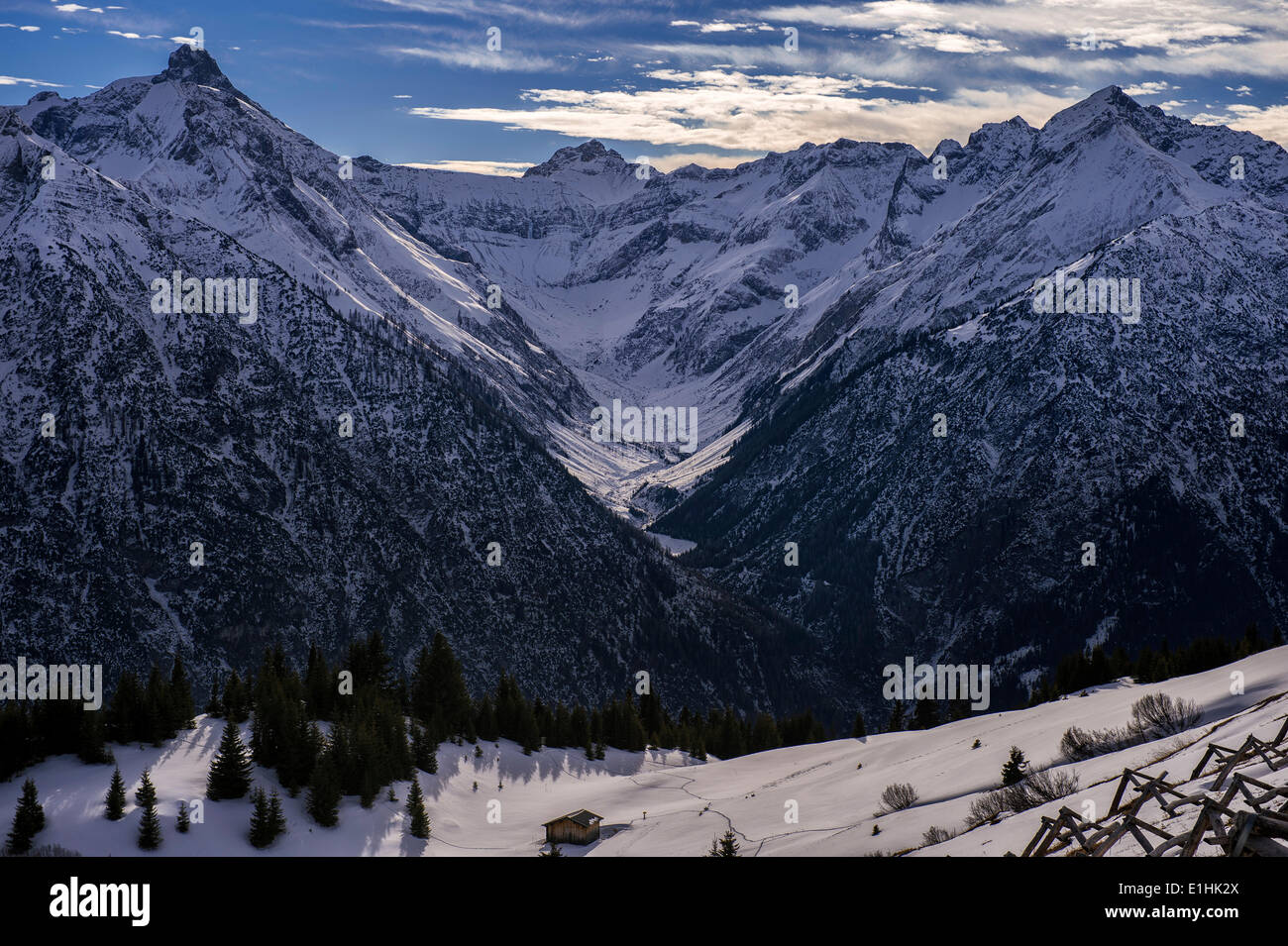 Coperto di neve e picchi di montagna, Bach, Lechtal valley, Außerfern, Reutte, Tirolo, Austria Foto Stock