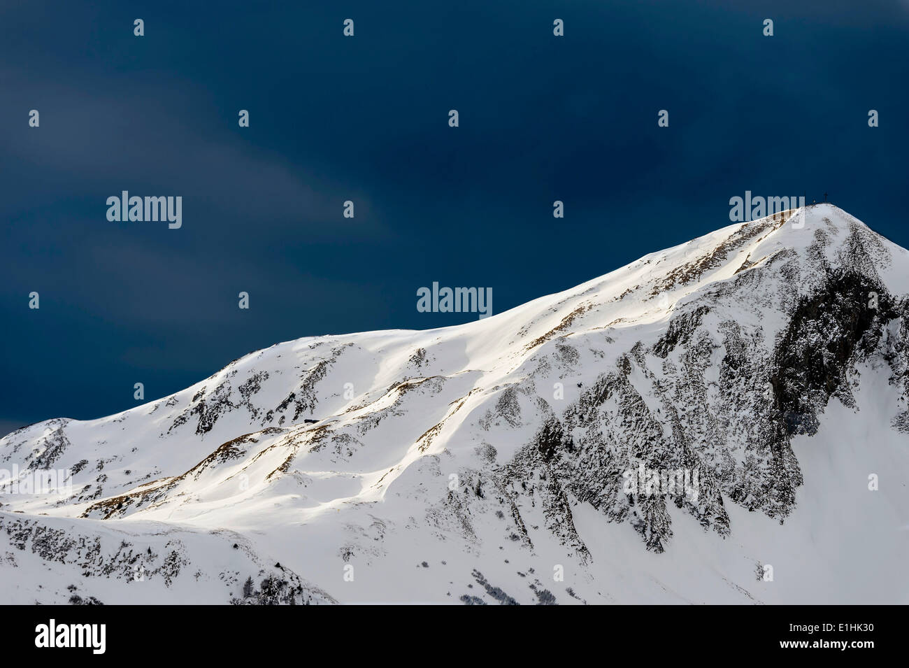 Coperte di neve montagna, Bach, Lechtal valley, Außerfern, Reutte, Tirolo, Austria Foto Stock