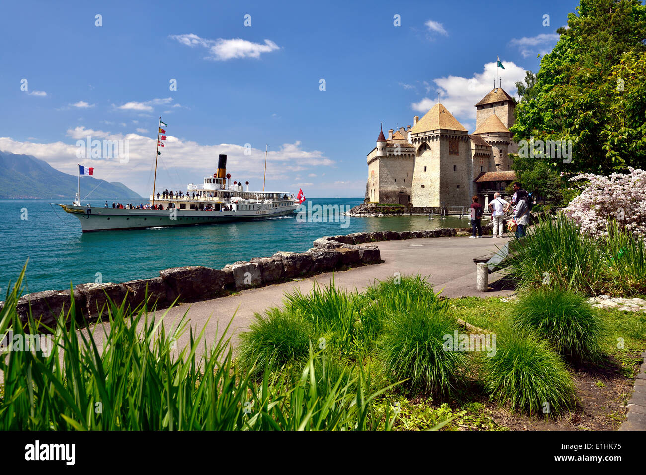 Battello a vapore sul Lago di Ginevra, il Château de Chillon o del Castello di Chillon sul retro, vicino a Montreux, Veytaux, Canton Vaud, Svizzera Foto Stock