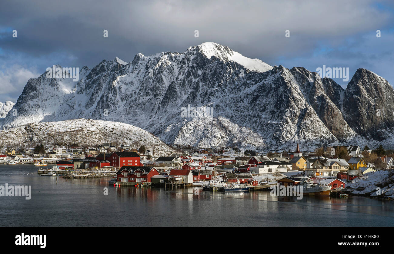 Townscape di Reine, Reine fiordo, Moskenesøya, arcipelago delle Lofoten, Norvegia Foto Stock