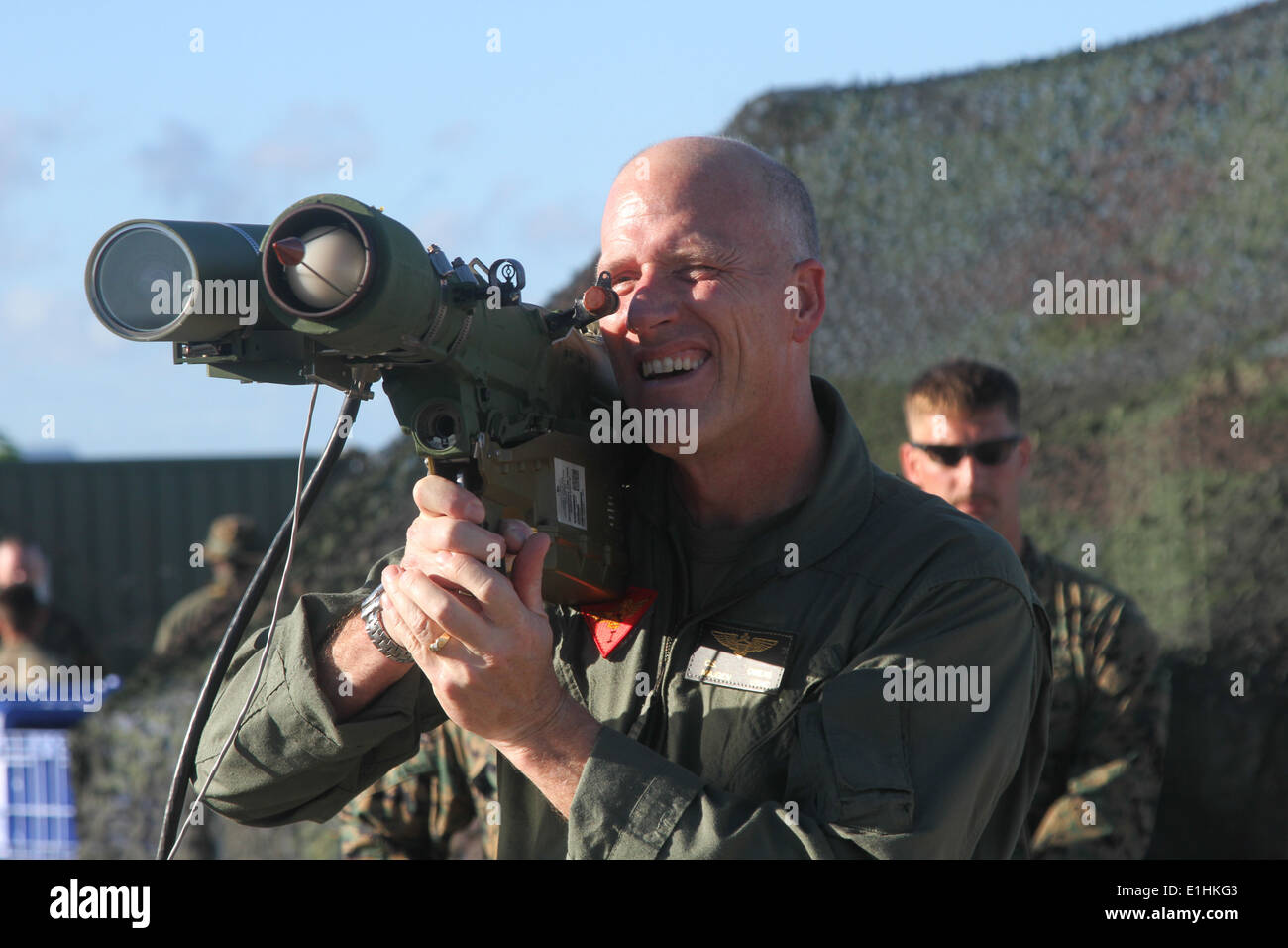Il Mag. Gen. Christopher S. Owens mira con un sistema elettronico di SA-16 Man Portable Air Defense System su West campo qui dic. 12 durante Foto Stock