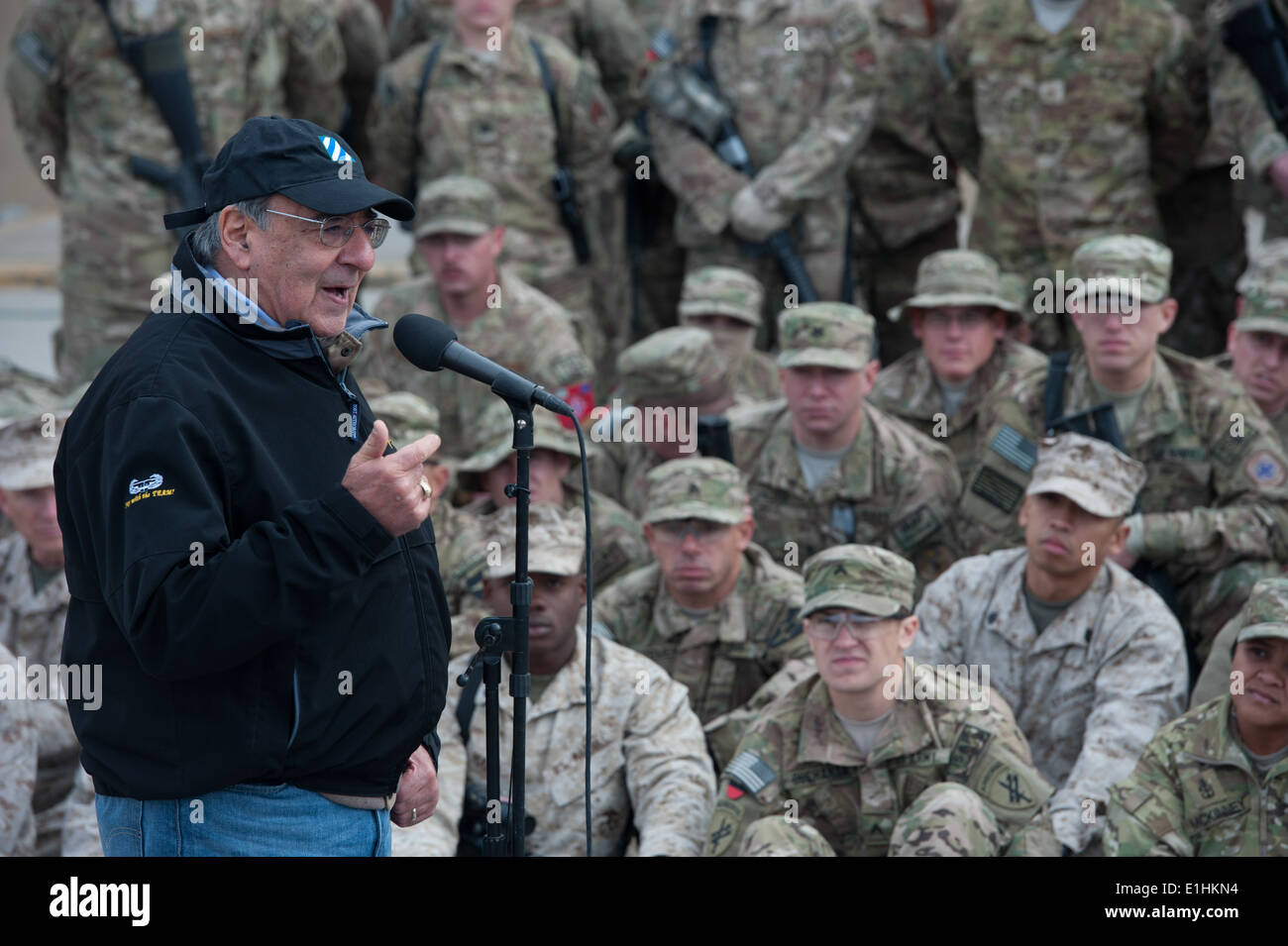 Il Segretario della Difesa Leon Panetta E. parla di truppe al comando Regionale Sud a Kandahar, Afghanistan, a Dic. 13, 2012. Pa Foto Stock