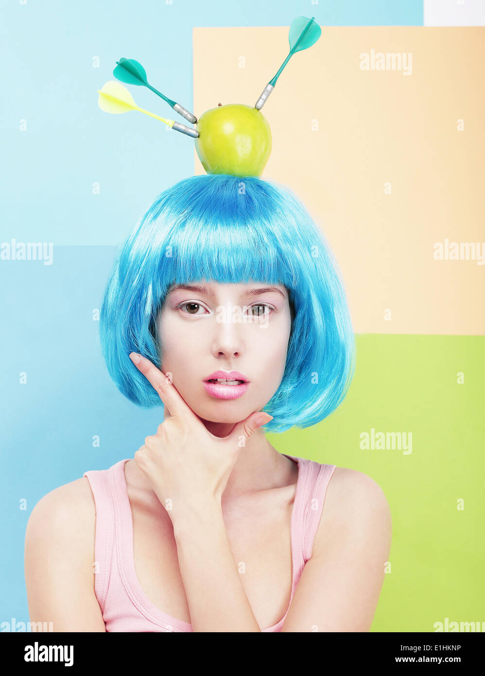 La creatività. Donna con dipinto di blu peli e Apple sul suo capo Foto Stock