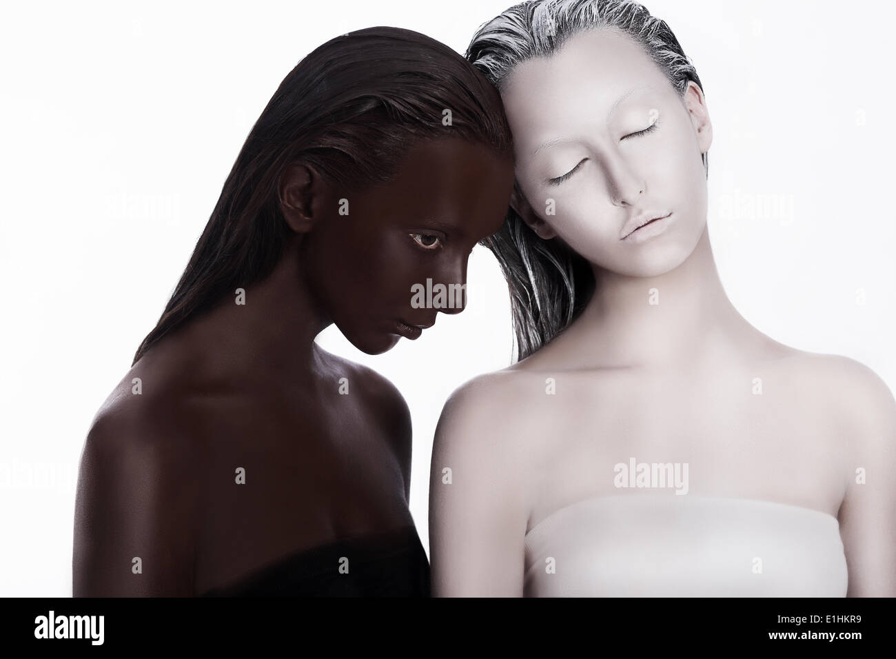 Multirazziale concetto multiculturale. L'etnia. Le donne di colore marrone e bianco. La devozione Foto Stock