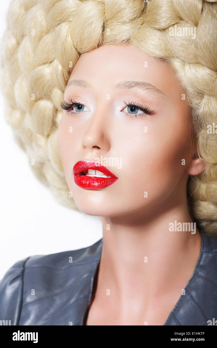 Acconciatura stravagante. Donna elegante con arte creativa parrucca alla moda Foto Stock