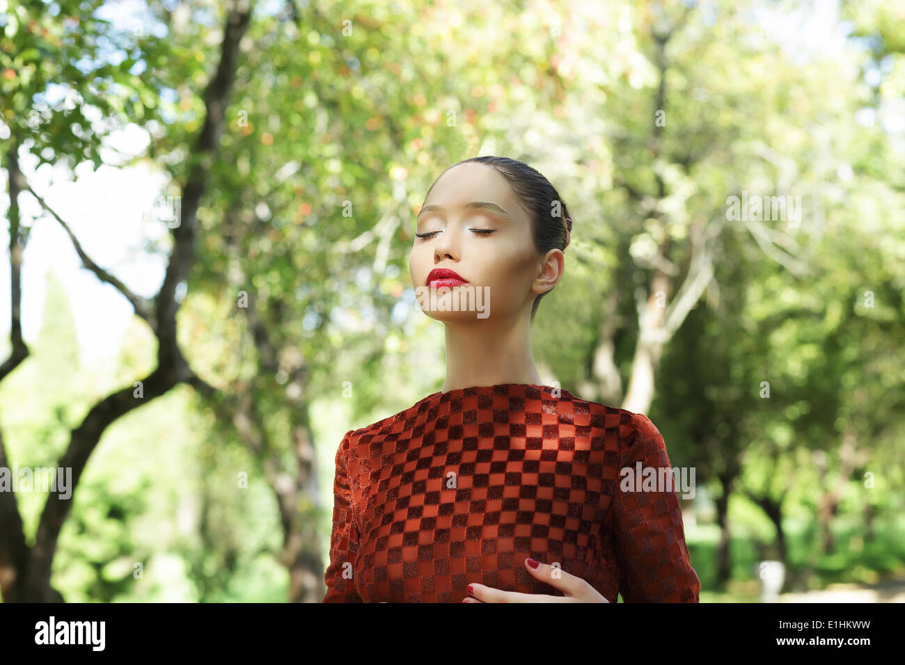 La meditazione. Zen-come donna asiatica con gli occhi chiusi di relax all'aperto Foto Stock