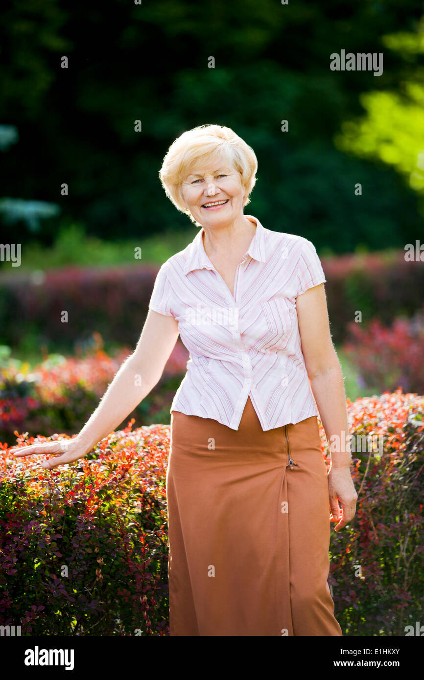 Serenità. Grazioso Buona Cerchi Senior donna in abiti casual Foto Stock