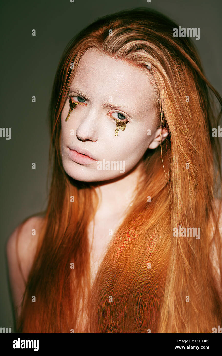 Artigianato. La faccia di fantasiose capelli rossi donna con Creative Arte Stagy Make-up Foto Stock