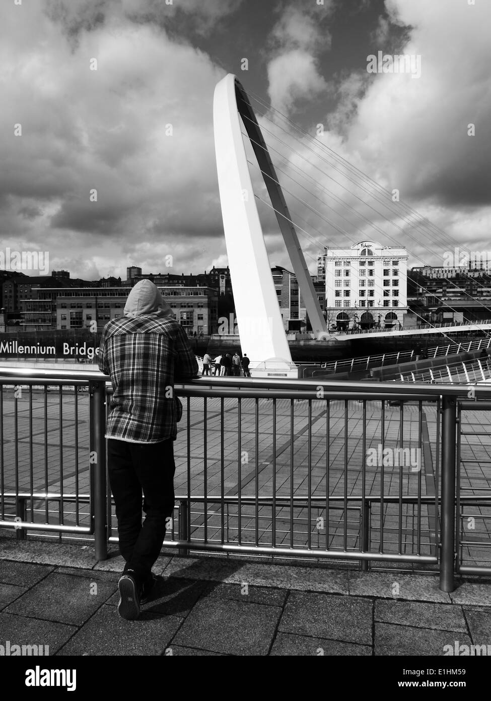 Il Millennium Bridge sul fiume Tyne tra Newcastle e Gateshead Foto Stock