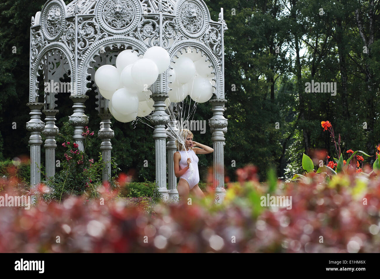 Bella giovane donna con palloncini nel Parco Foto Stock