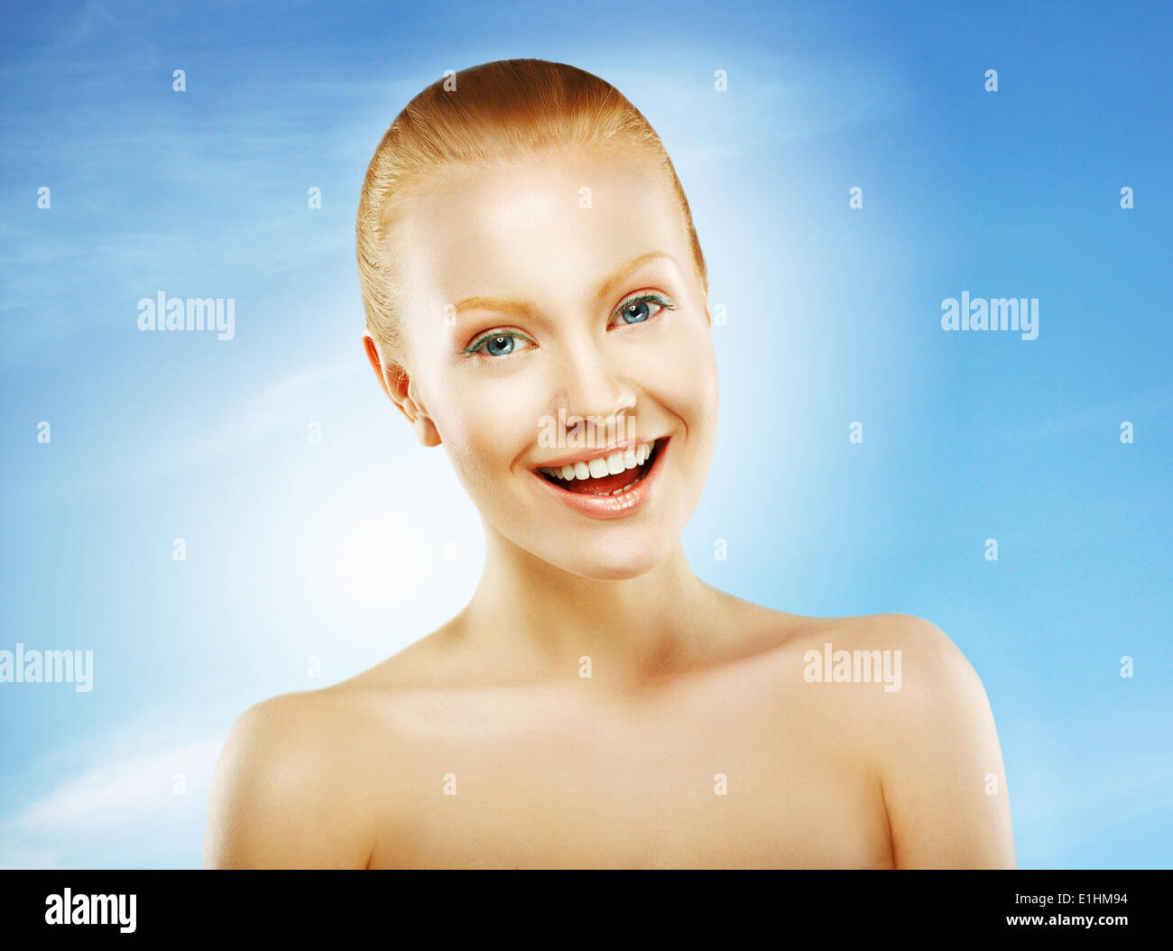 Letizia. L'entusiasmo. Allegro giovane donna con sorriso Foto Stock