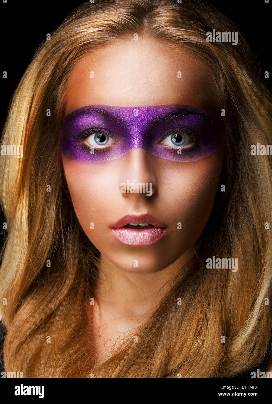 Ritratto di donna di stile con Vivid Violet Make-up. Rainbow Foto Stock