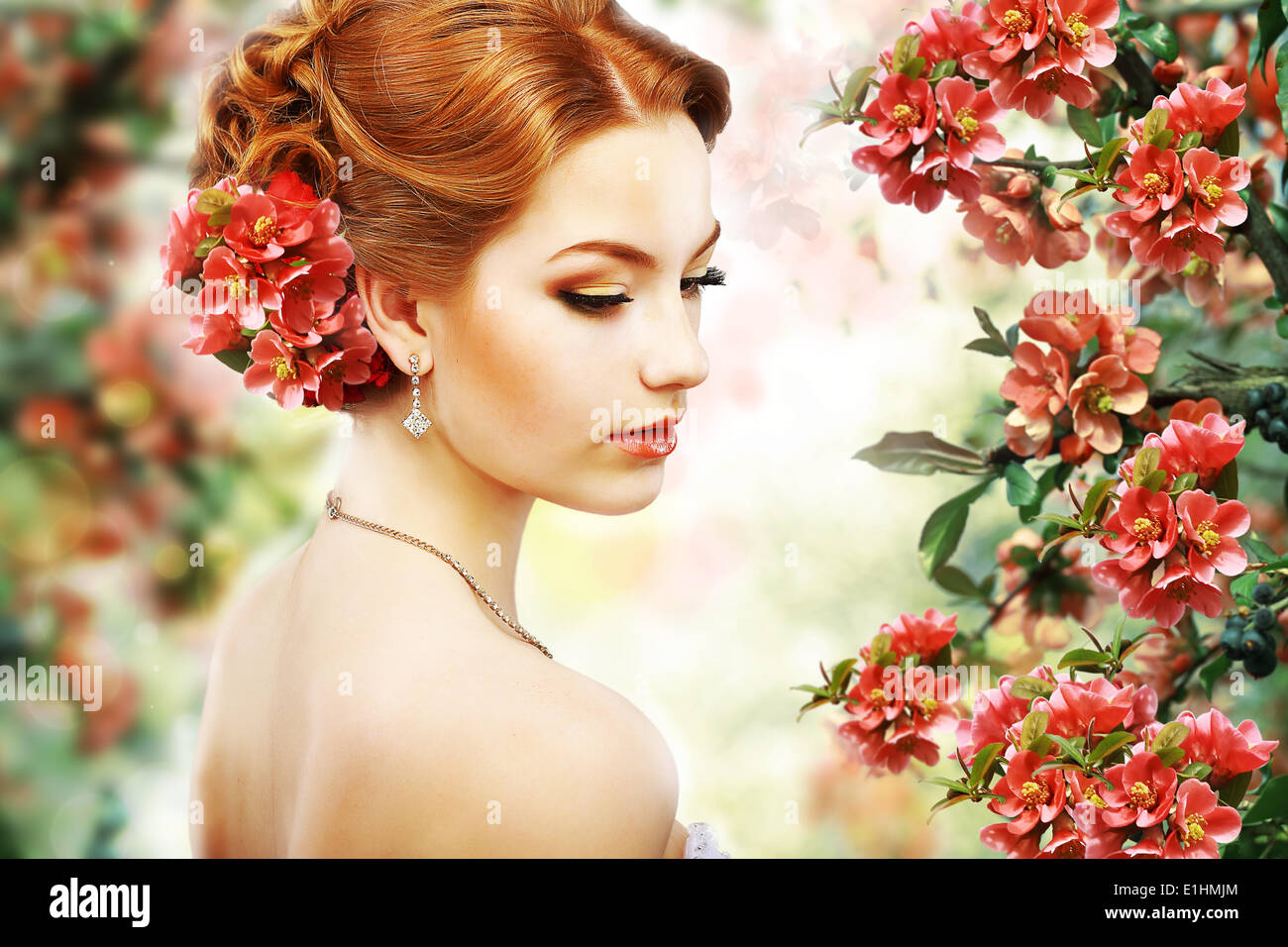 Il relax. Profilo di capelli rossi bellezza naturale su sfondo floreale. La natura. Blossom Foto Stock