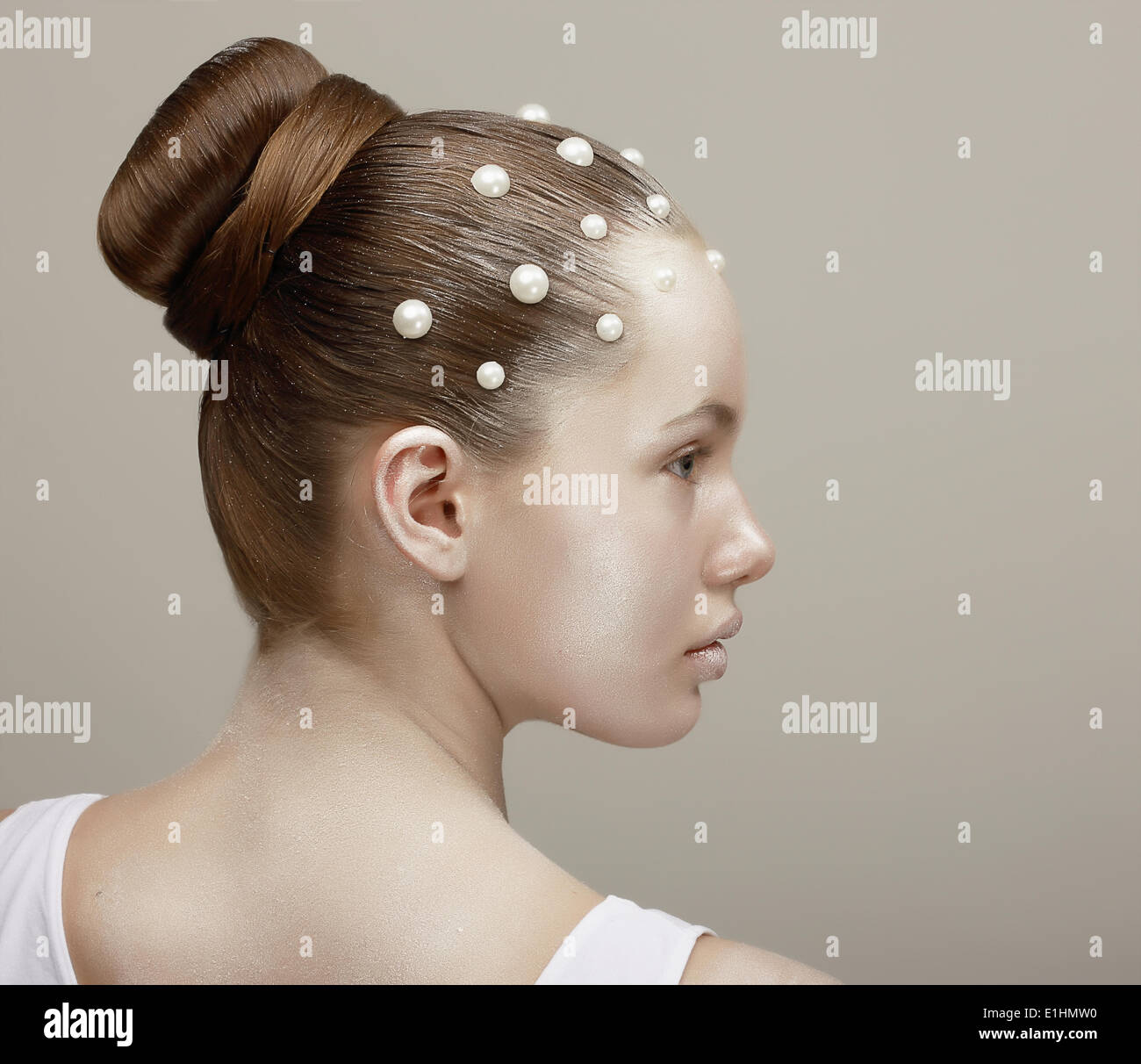 Profilo di donna elegante con Creative acconciatura. Argento capelli tinti Foto Stock