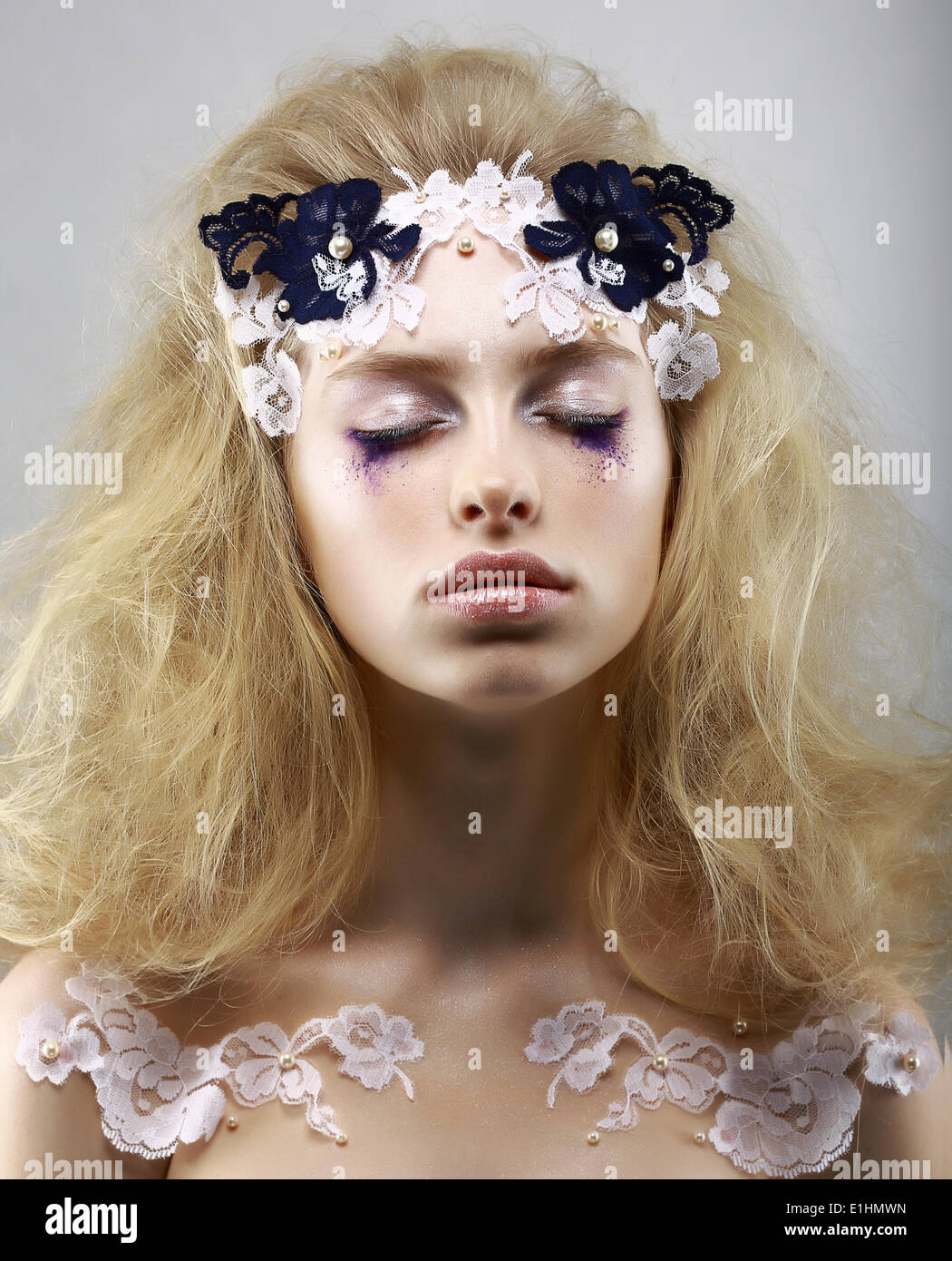 Rilassatevi. Stile bionda enigmatico con pelle verniciata. Sogni a occhi chiusi. Bellezza Foto Stock