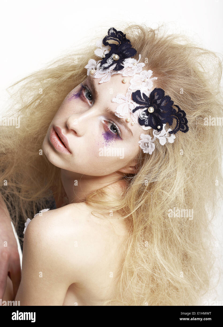 Emotivo femmina caucasica con luminosi maschera futuristico e Make-up. Faceart Creative Foto Stock