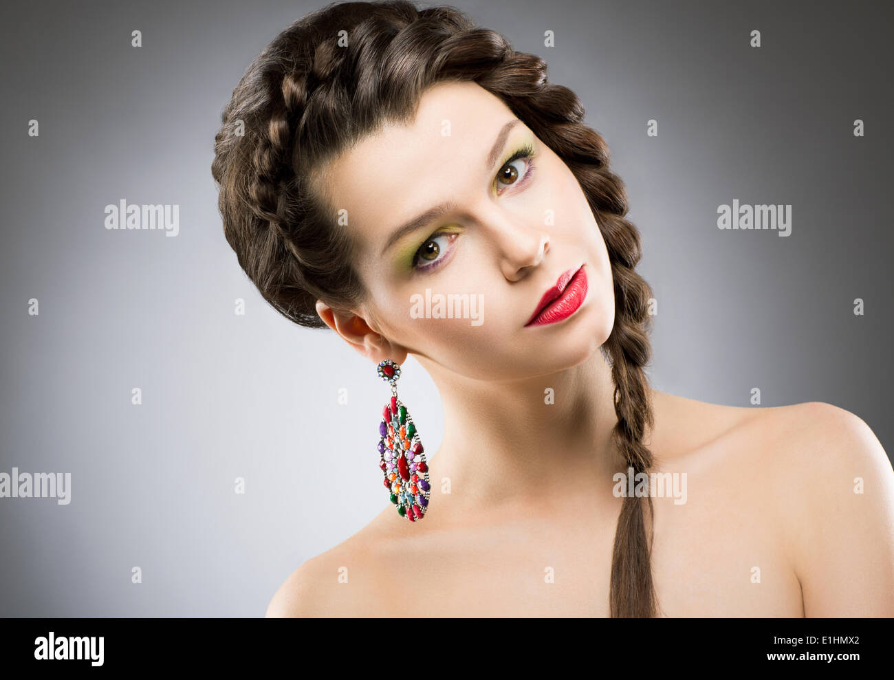 Ritratto di Bright Brunette con gioielli - Round Orecchini colorati. Shining bigiotteria Foto Stock