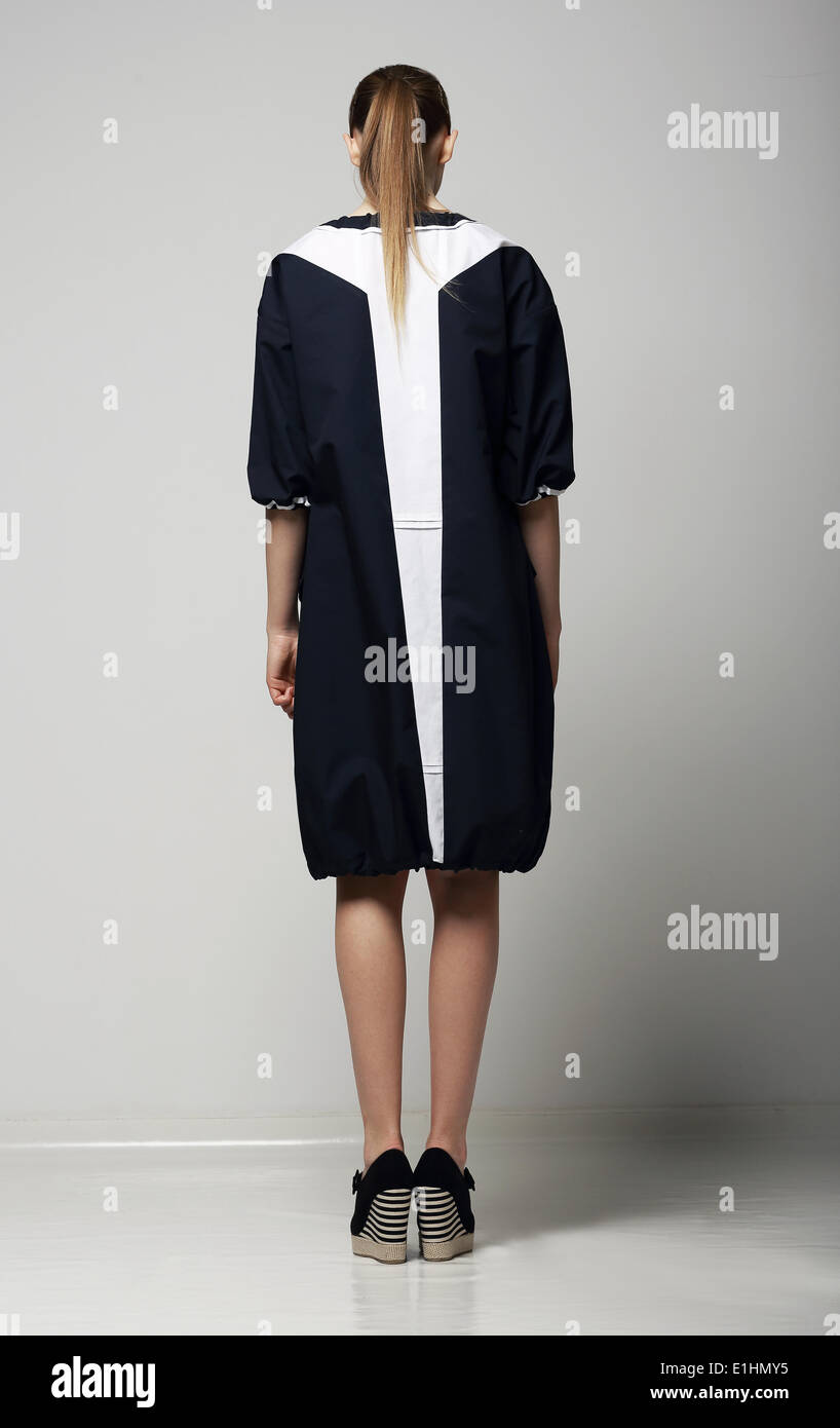 Vista posteriore di di Chichi alla moda donna in contrasto White-Black impermeabile. Vogue Foto Stock