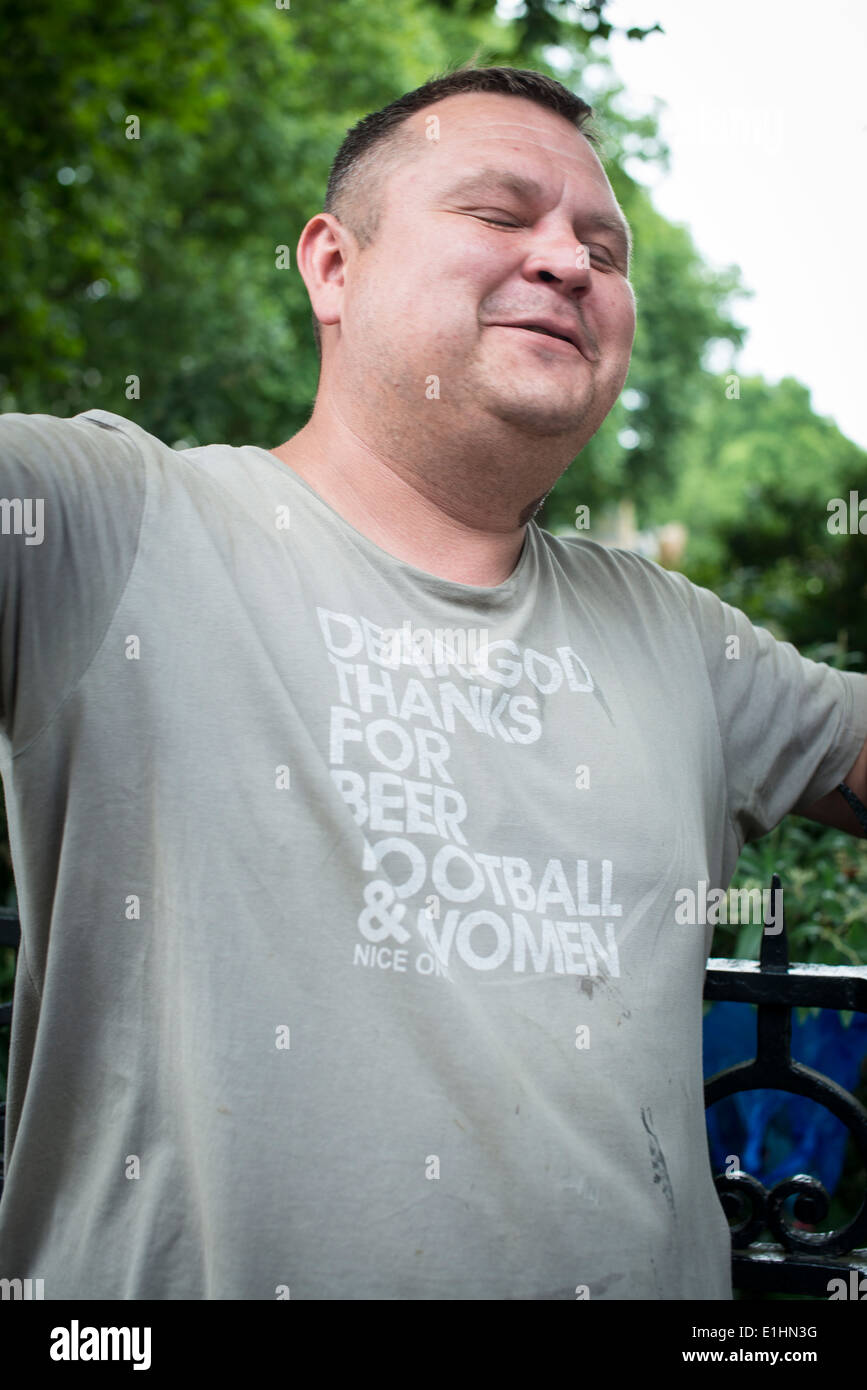 Uomo in sessista t-shirt, Londra Foto Stock