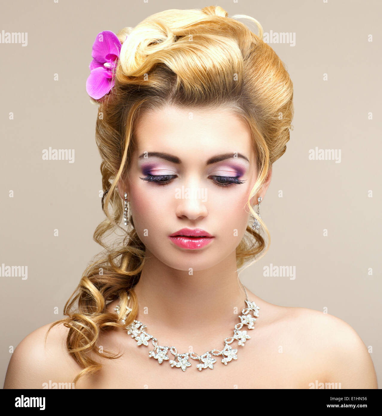 Bellezza Lady. Sognando la donna con gioielli - Platinum Collana e orecchini. La tenerezza Foto Stock