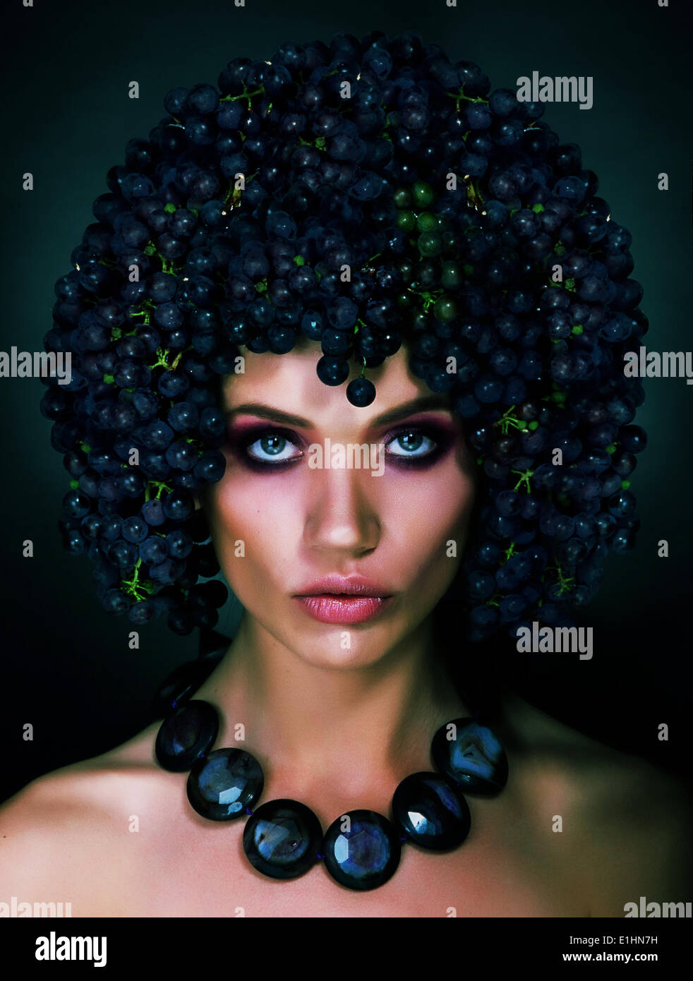 Ritratto di donna autunno con uva sulla sua testa. Acconciatura alla moda Foto Stock