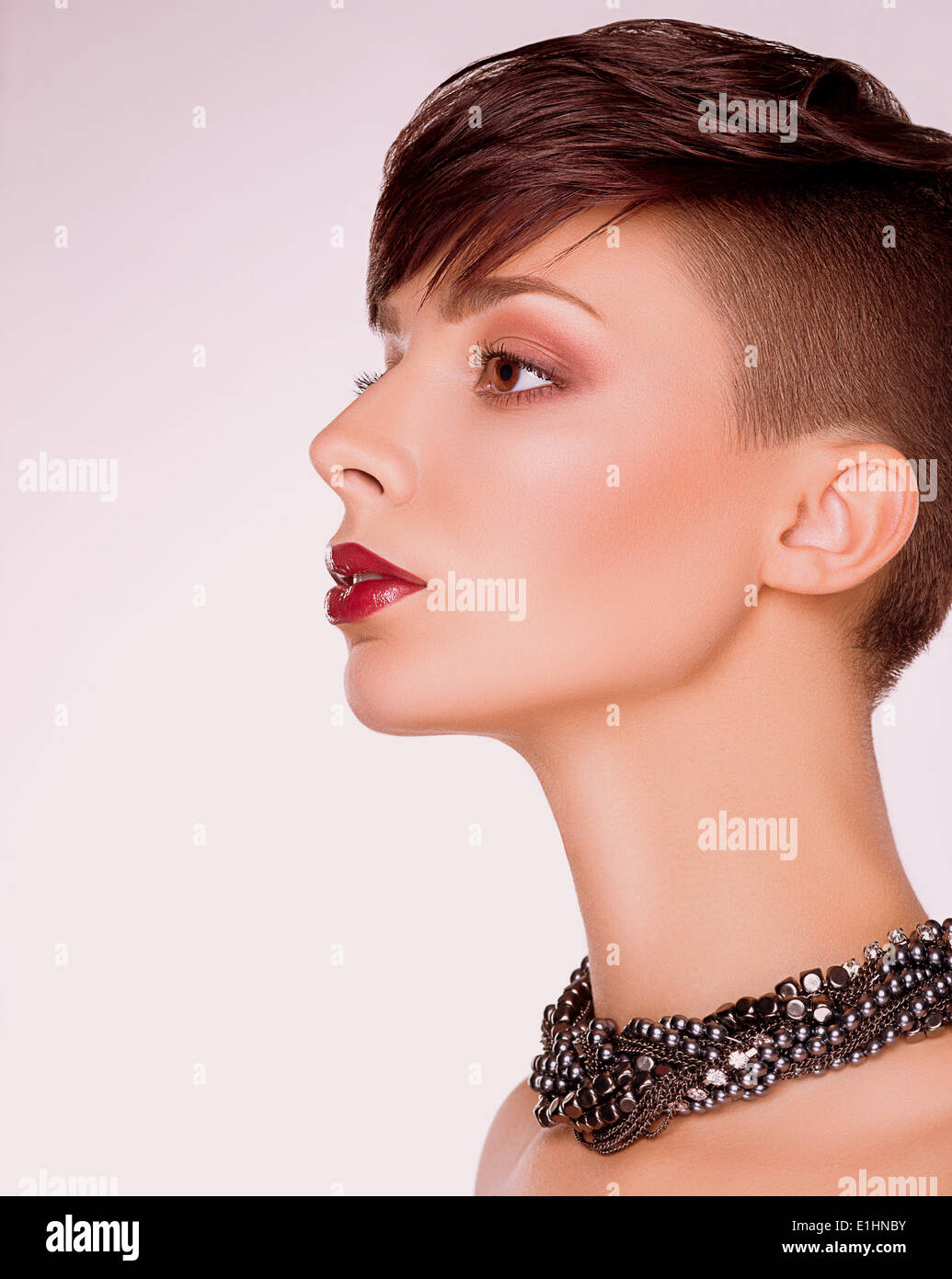 Finiture. Profilo di imporre dei capelli corti donna. Bob Haircut Foto Stock