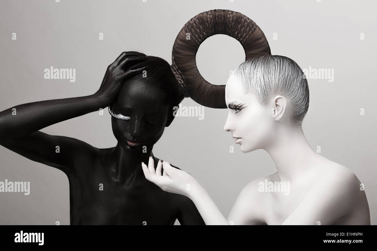 Ying & Yang simbolo. La cultura orientale. Donne Corpo verniciato in bianco e nero Foto Stock