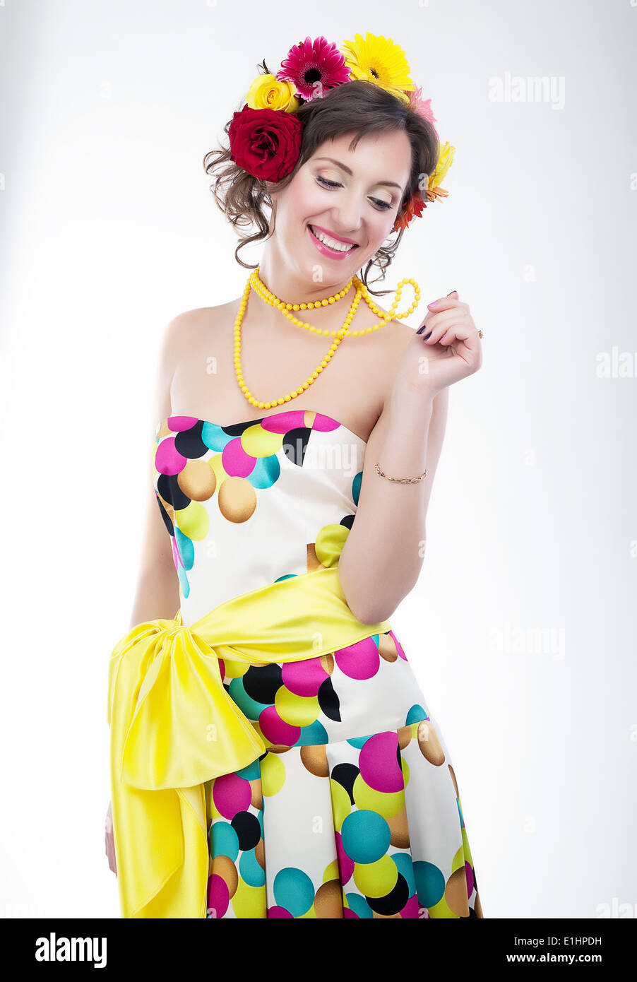 Beauty - primaverile felice giovane donna in un colorito luminoso abito. Serie di foto Foto Stock