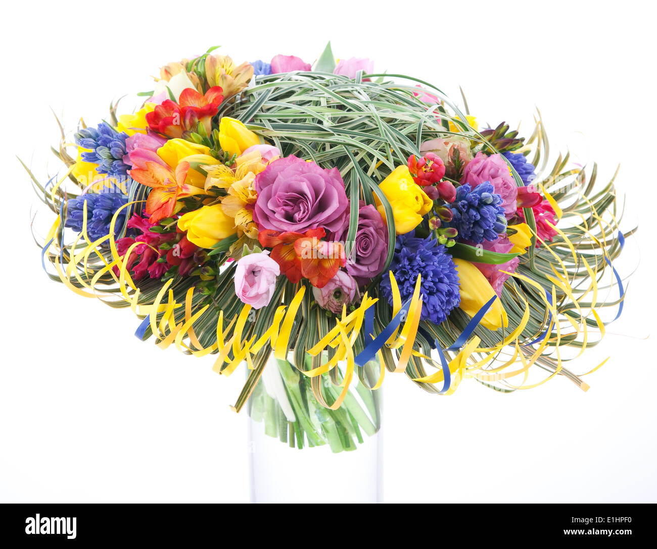 Floristics - colorata bridal bouquet di fiori isolati su sfondo bianco. Lo stile di nozze Foto Stock