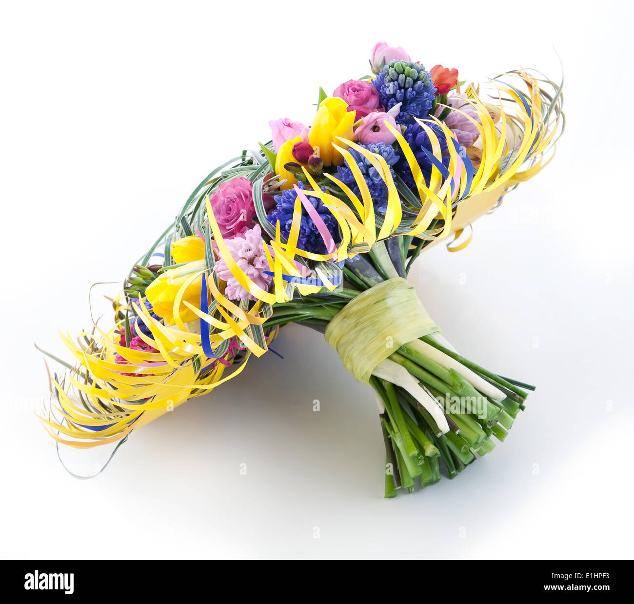 Compleanno - bouquet fresco giardino di fiori colorati su sfondo bianco Foto Stock