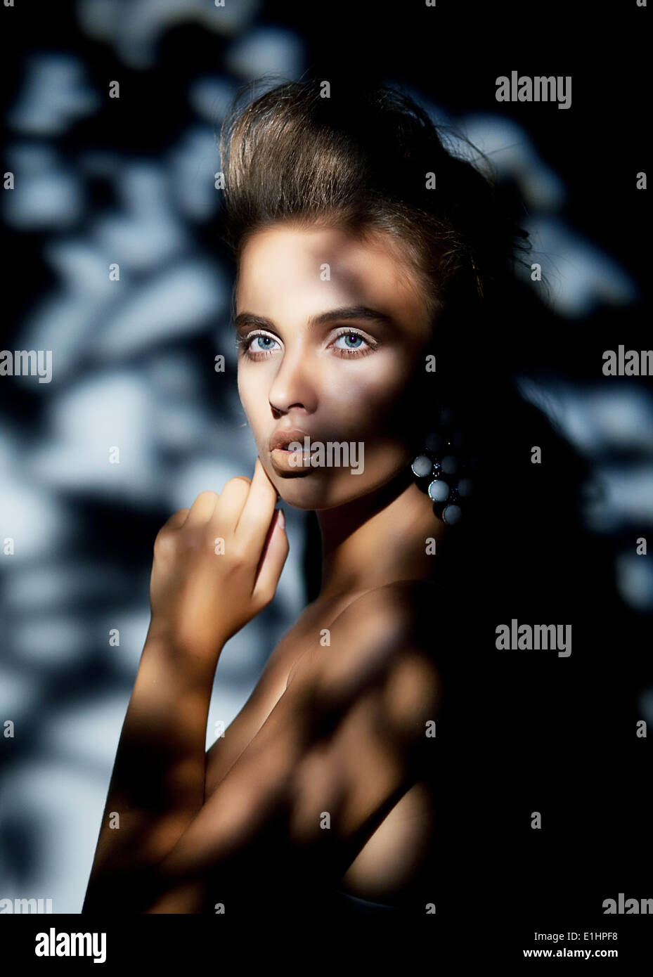 Bellissimo volto femminile in blurrs bokeh ombre blu Foto Stock