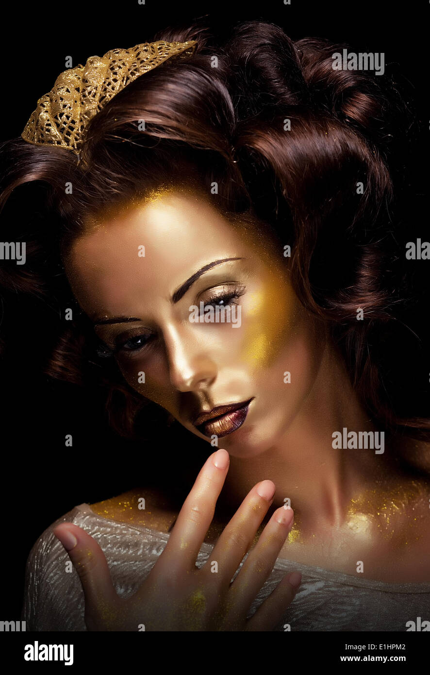 La vernice. La fantasia. Glamour. Oro creativo per il make-up, donna di bellezza viso e fashion style Foto Stock
