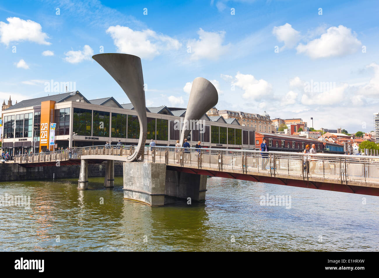 BRISTOL, Regno Unito - 3 Giugno 2014 : Pero's Bridge che si estende a sant Agostino raggiungere in Bristol's Floating Harbour. Foto Stock