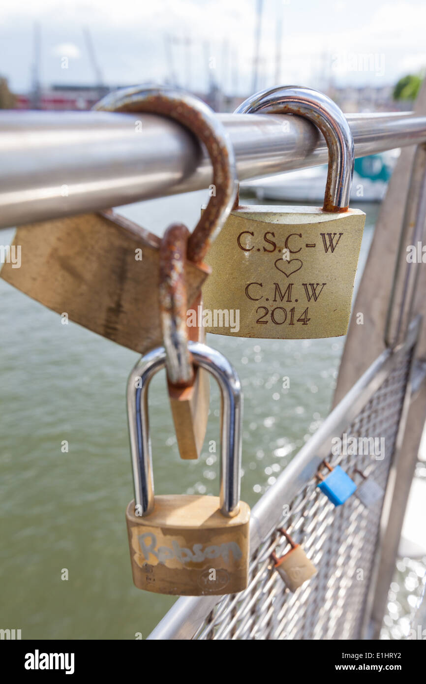 BRISTOL, Regno Unito - 3 Giugno 2014 : Close-up di Padocks simboleggia l'amore eterno attaccato da coppie romantiche a Pero's Bridge. Foto Stock