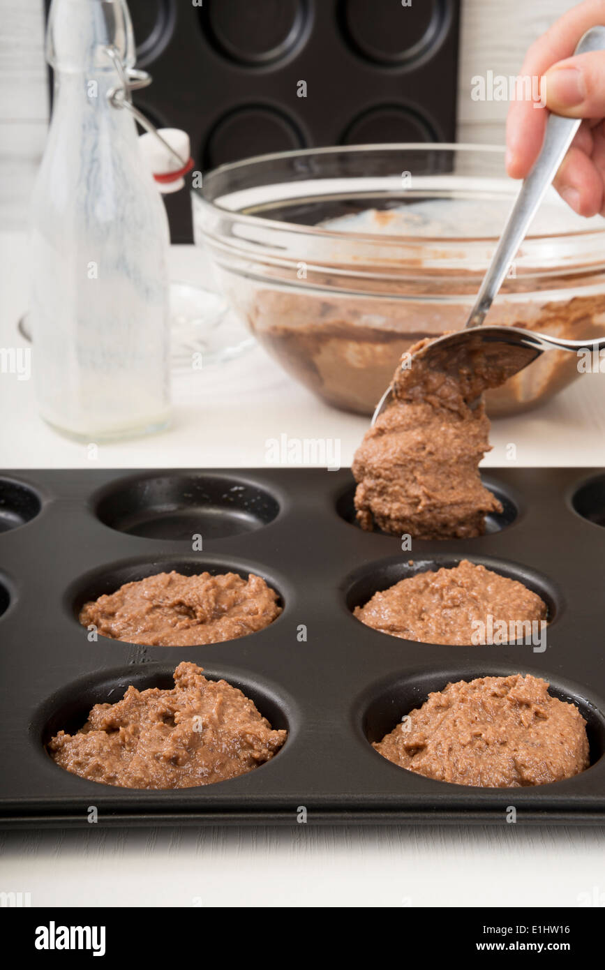 Il riempimento Whoopie pie impasto nella teglia da forno Foto Stock