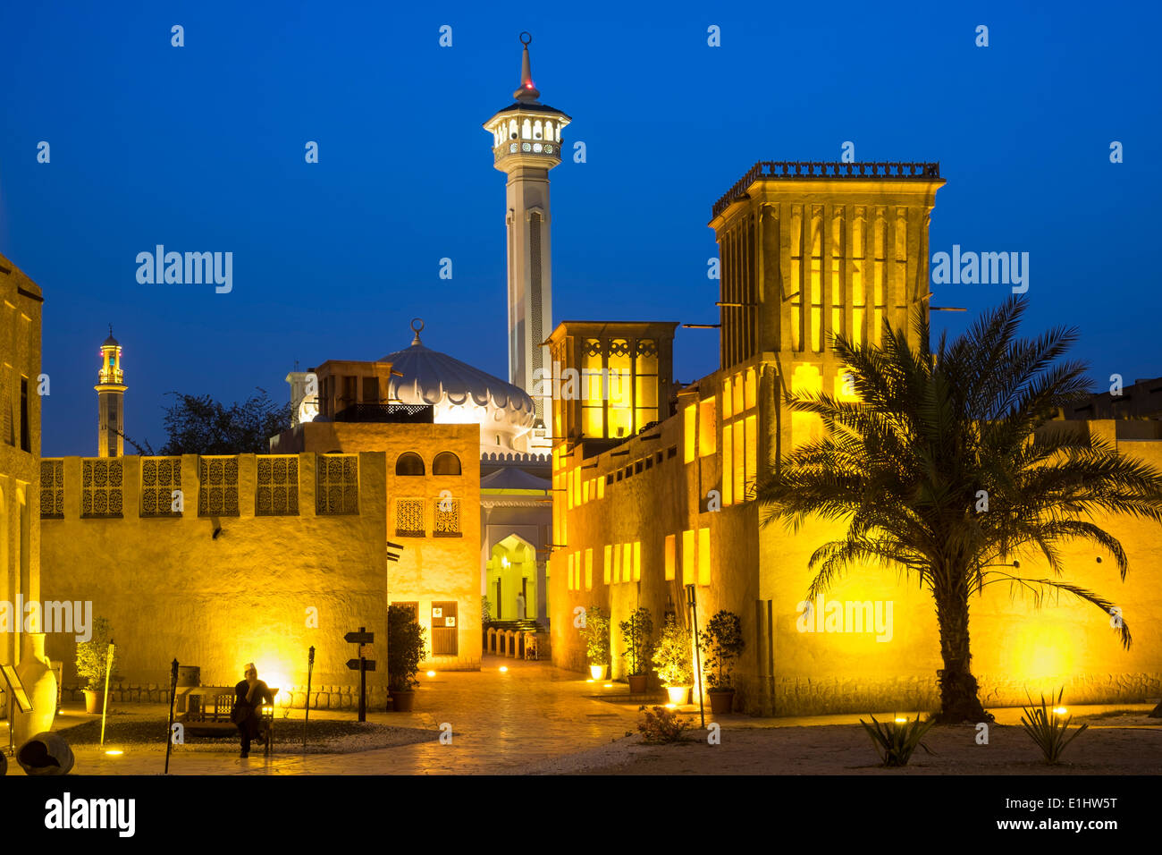 Vista notturna del centro storico di Bastakiya trimestre durante la notte in Dubai Emirati Arabi Uniti Foto Stock