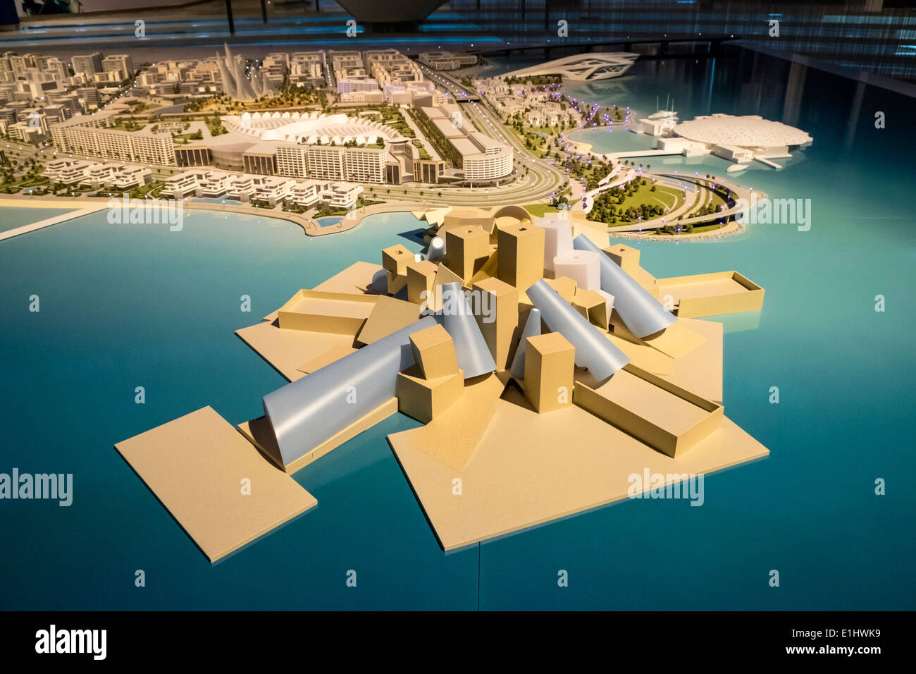 Vista del master plan con nuovi musei Guggenheim (in primo piano) per isola Saadiyat ad Abu Dhabi Emirati Arabi Uniti Foto Stock