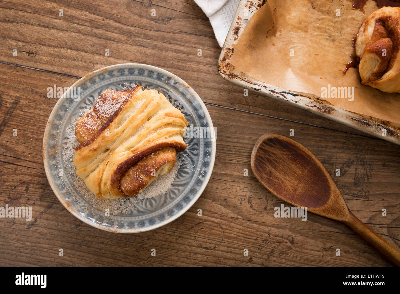 Piastra con Franzbroetchen sul tavolo di legno, vista in elevazione Foto Stock